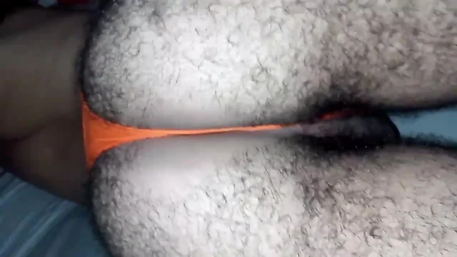 Novinho de fio dental abrindo o cu e dando tapa na raba