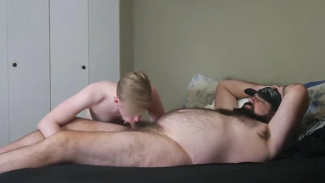 Urso pai deixando sobrinho mamar seu cacete