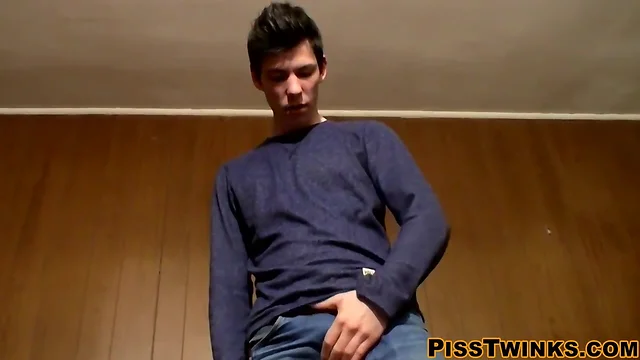 Teen guy pisses and pours it on himself before fucking off