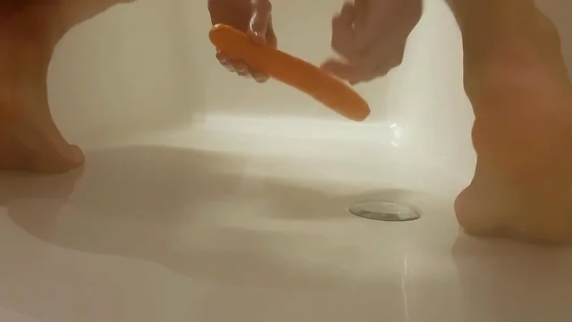 Teenage fucks a 9 inch carrot and tries double penetration