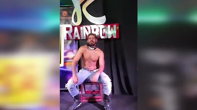 Gostosão felipe leão faz stripper e tira toda roupa em live especial do