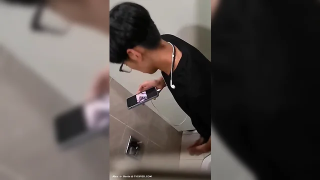 Quay tay trong toilet