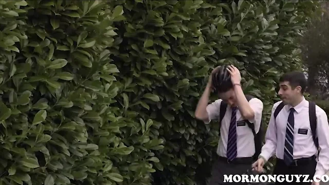 Mormon boy mastubates to roommate in shower