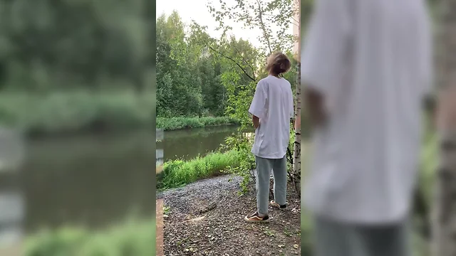 милый мальчик дрочит в лесу у озера