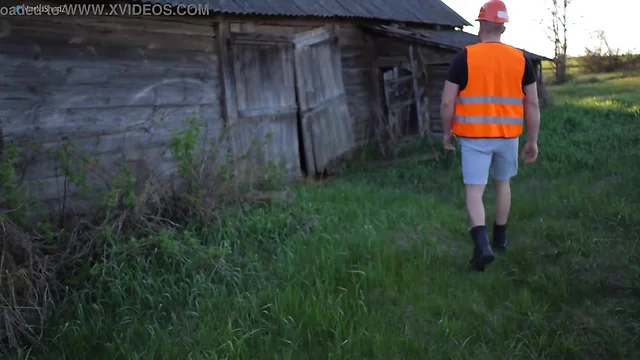 Muscle Daddy Construction Worker Flexing Big Dick on Farm for Worldstudz Audience!