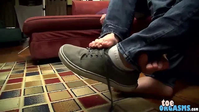 He gives his good buddy a lovely foot fuck off and makes him seed
