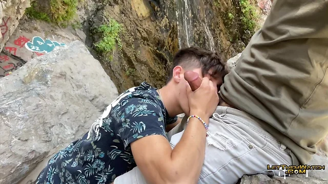 Juven fucked bareback at a public waterfall