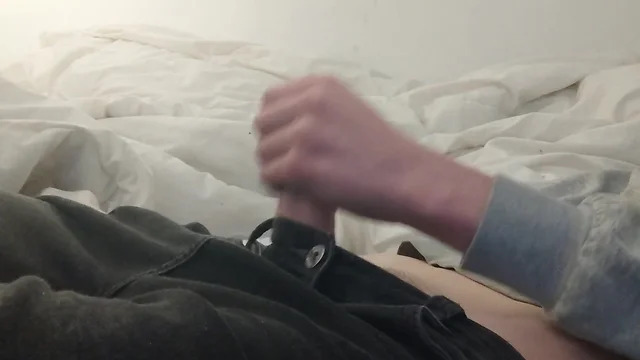 Youngcocksunny: cumming in bed