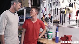 Learning to use large tools with a same-sex family