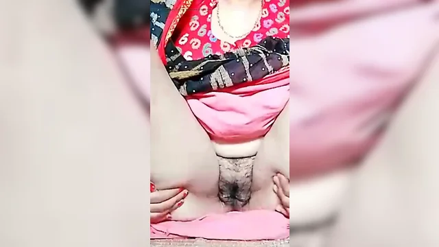Indian aunt fingering herself