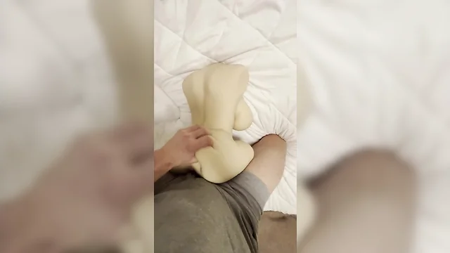Stretch this sex doll and ejaculate on her
