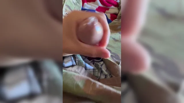 The hottest us army soldier jerks off while wearing his uniform and a condom! cum jerk