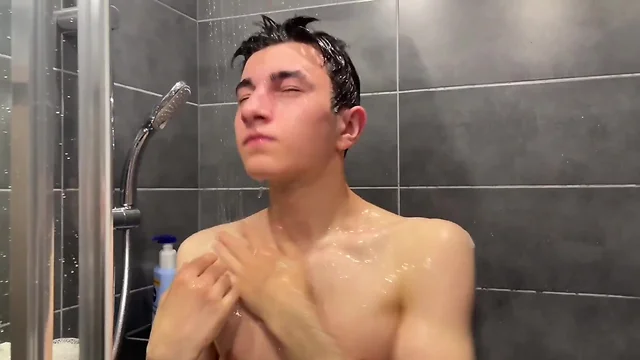 Amateur twink bathroom bareback: juicy sex, big cock blowjob & anal cumming!