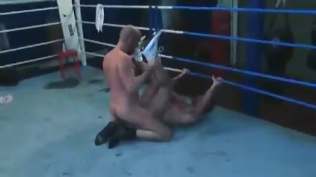 Boxeador cachondo follando con entrenador en el ring